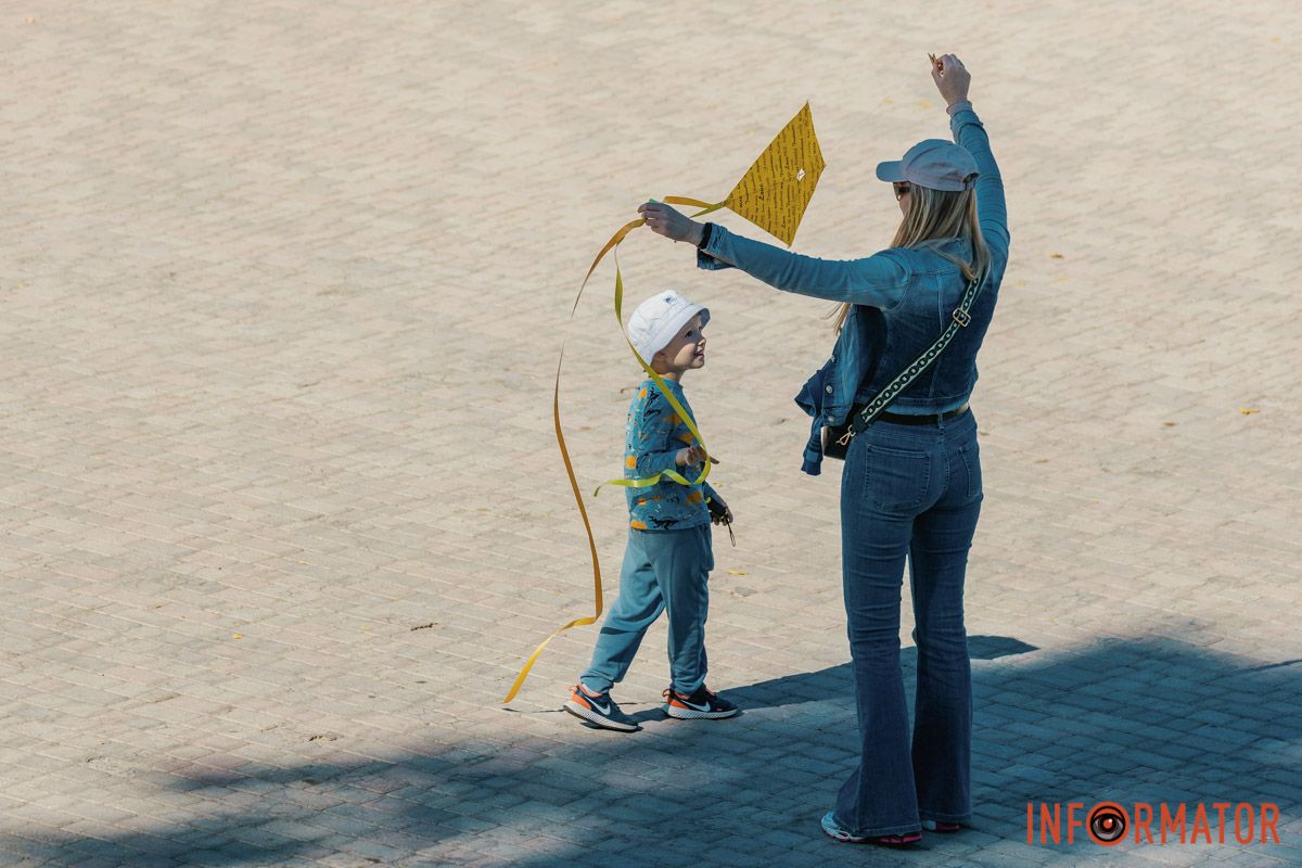 Улыбки, объятия и игры: как жители Днепра проводят День города – истории в фото 53