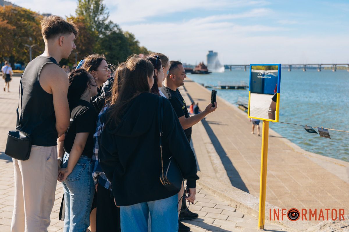 В Днепре 13 сентября, в День города, открыли зеркало на Фестивальном причале В Днепре 13 сентября, в День города, открыли зеркало на Фестивальном причале