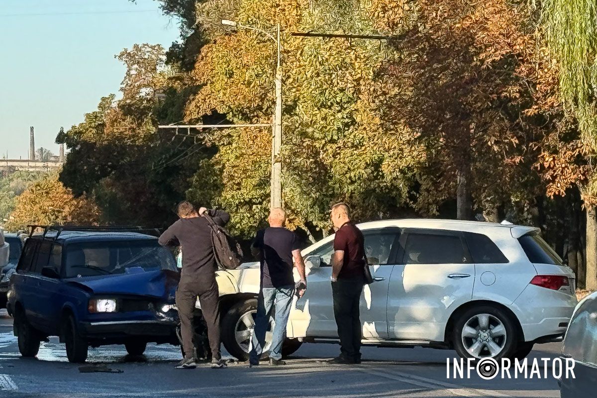 В Днепре на Паникахи, возле "Терры", встретились ВАЗ и Acura: движение сильно затруднено.