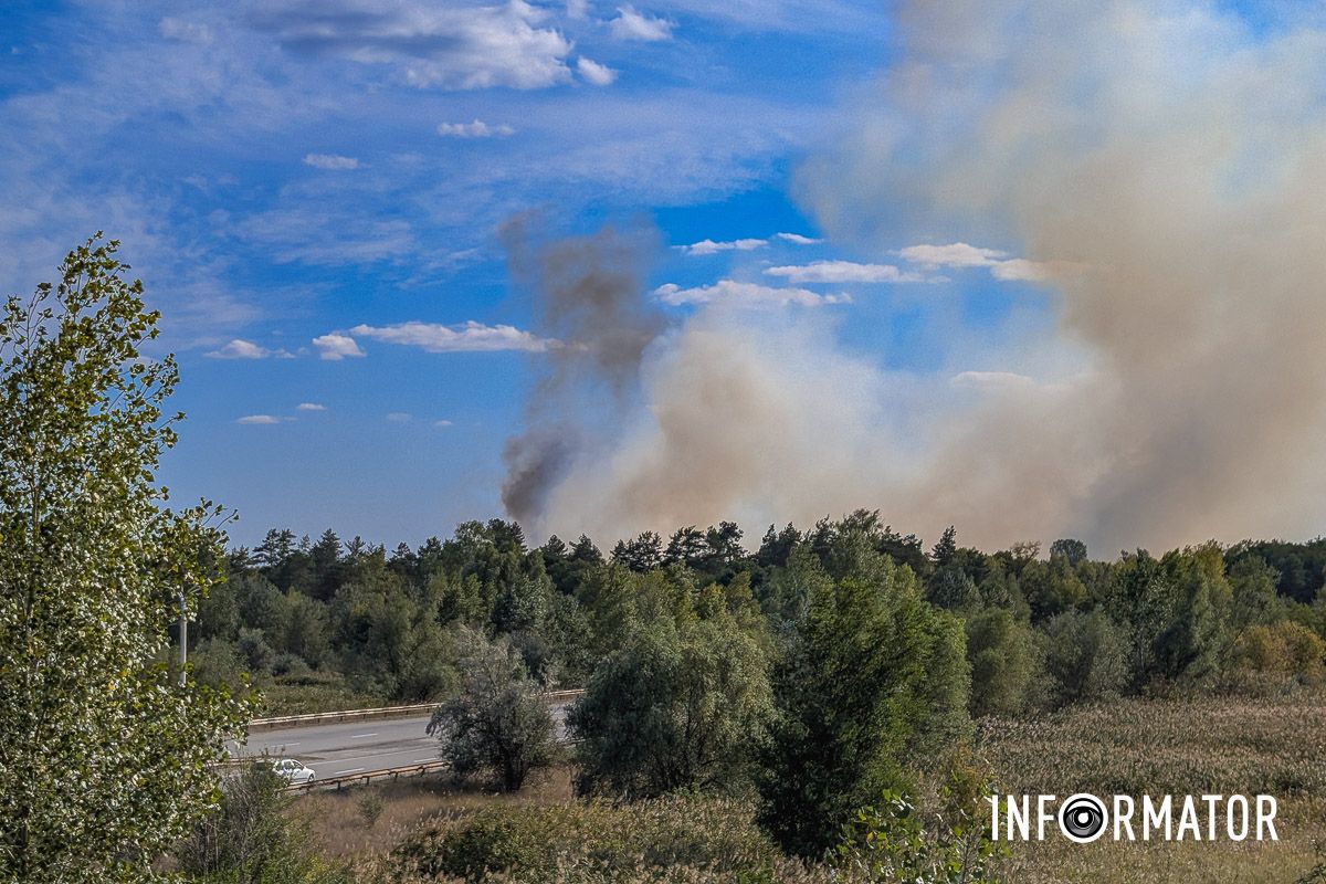 Стовп диму видно з міста: на виїзді з Дніпра виникла масштабна пожежа 3