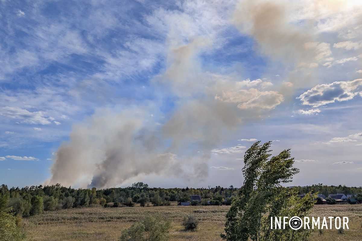 Стовп диму видно з міста: на виїзді з Дніпра виникла масштабна пожежа 2