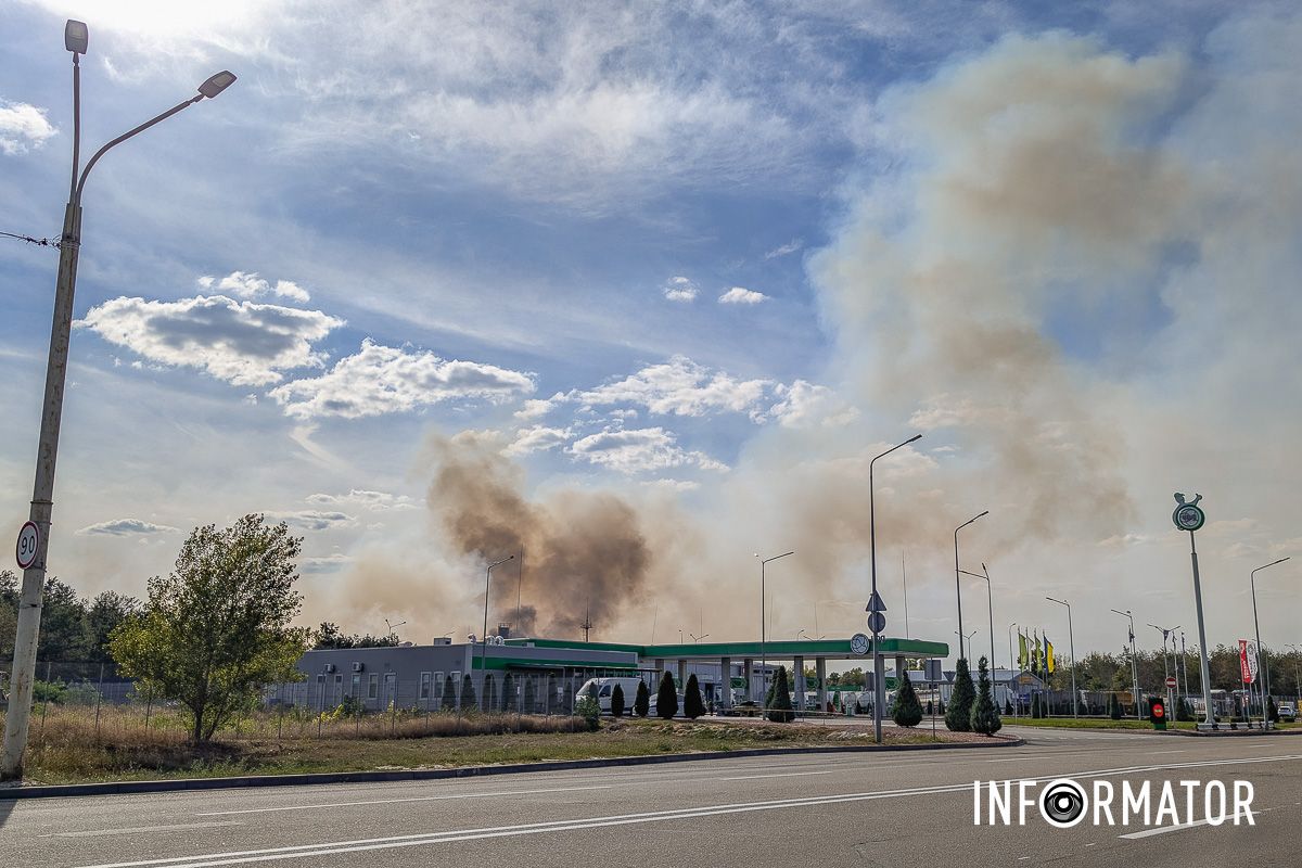 Стовп диму видно з міста: на виїзді з Дніпра виникла масштабна пожежа 1