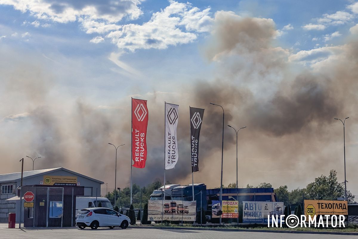 Стовп диму видно з міста: на виїзді з Дніпра виникла масштабна пожежа 5