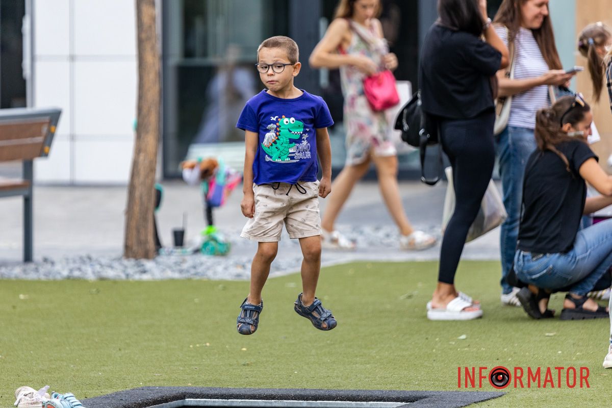 На майданчику встановили “клітку” для дітей, гойдалки та батути у підлозі