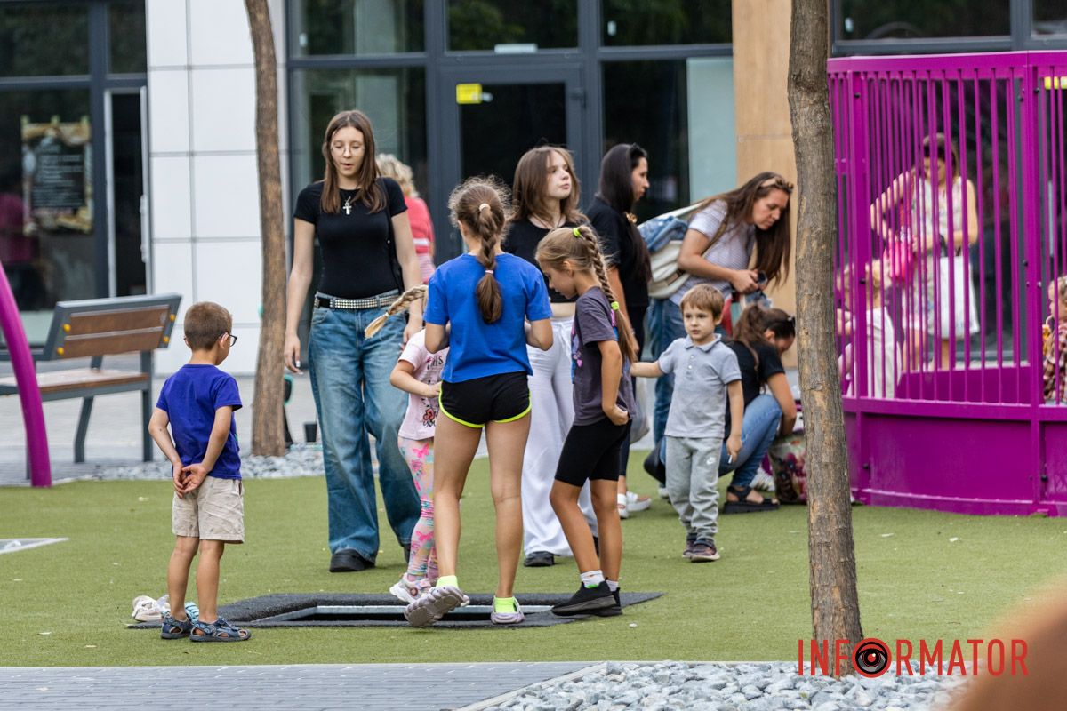 Тут також є лави, смітники та тенісні столи