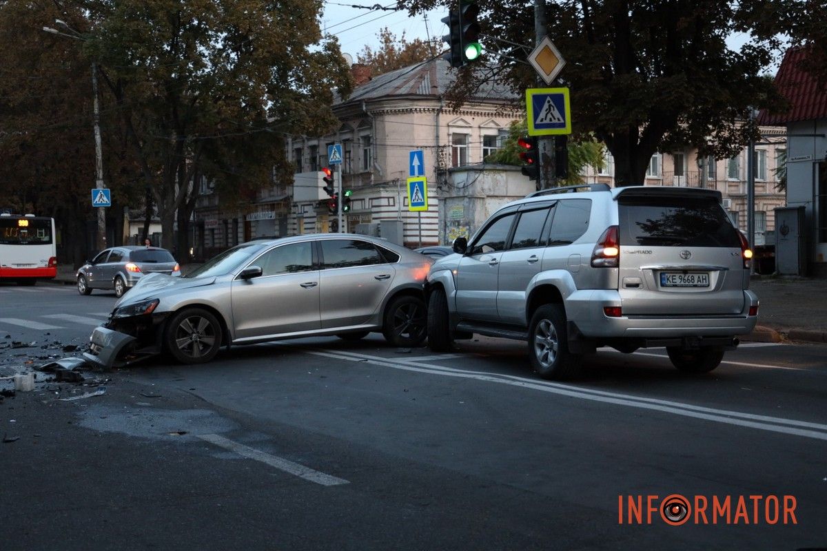 В Днепре на Сергея Нигояна столкнулись Toyota, Volkswagen и Nissan: последний перевернулся на крышу 1