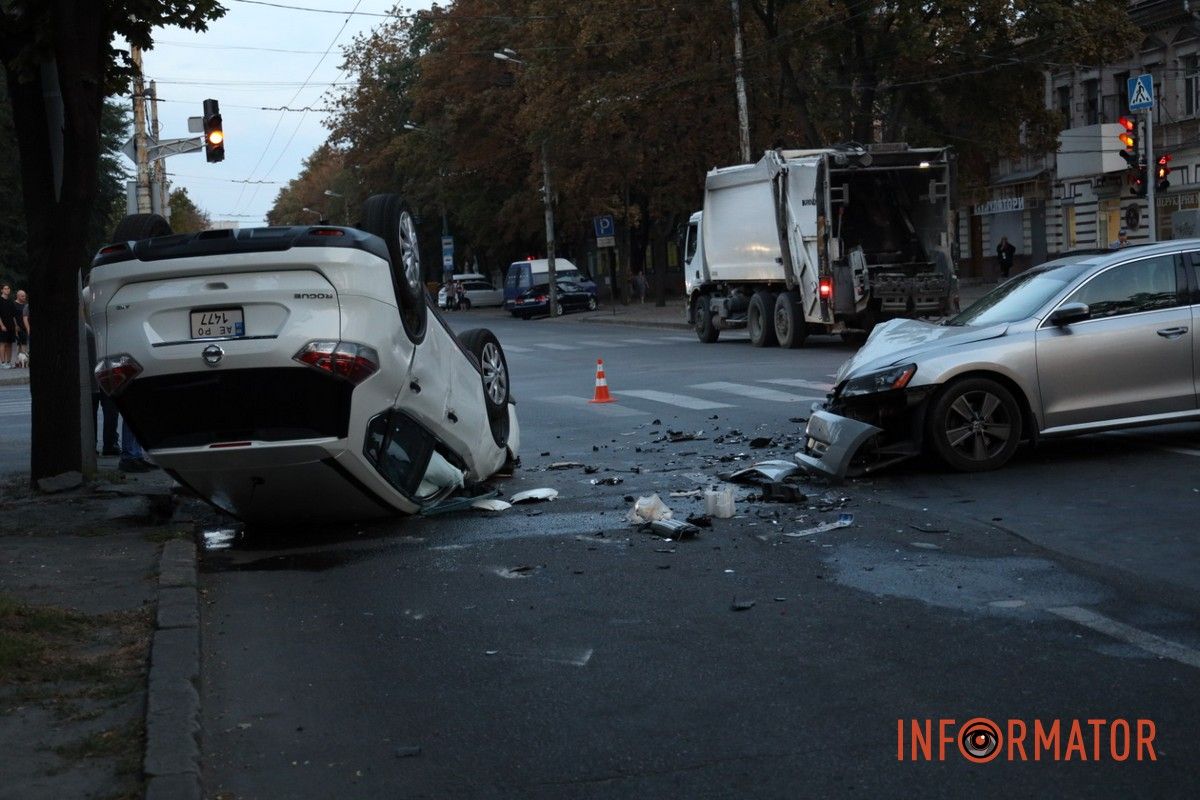В Днепре на Сергея Нигояна столкнулись Toyota, Volkswagen и Nissan: последний перевернулся на крышу 2