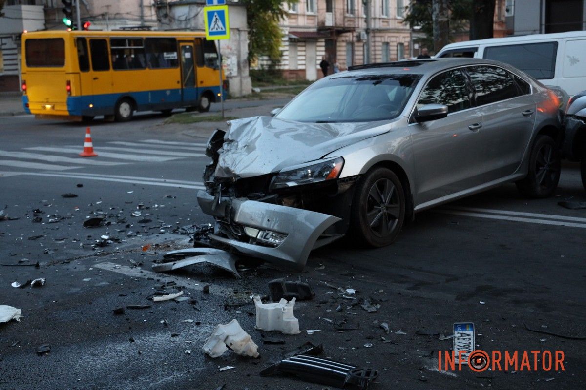 В Днепре на Сергея Нигояна столкнулись Toyota, Volkswagen и Nissan: последний перевернулся на крышу 3