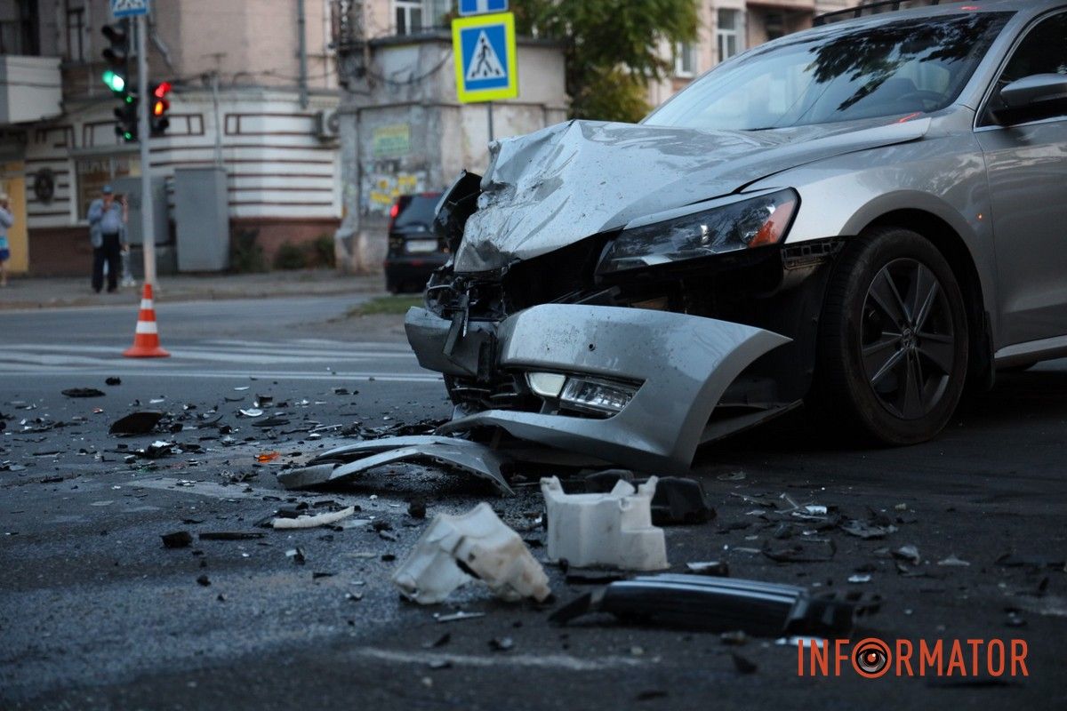 В Днепре на Сергея Нигояна столкнулись Toyota, Volkswagen и Nissan: последний перевернулся на крышу 4