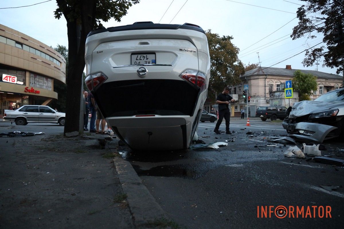 В Днепре на Сергея Нигояна столкнулись Toyota, Volkswagen и Nissan: последний перевернулся на крышу 5