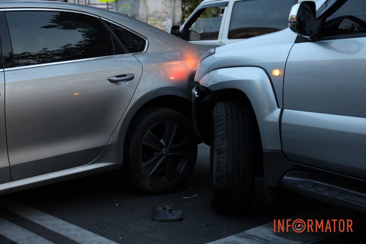 В Днепре на Сергея Нигояна столкнулись Toyota, Volkswagen и Nissan: последний перевернулся на крышу 6
