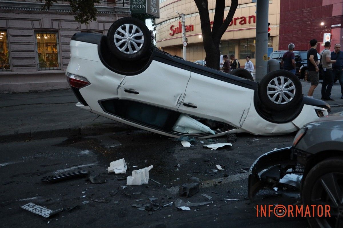 В Днепре на Сергея Нигояна столкнулись Toyota, Volkswagen и Nissan: последний перевернулся на крышу 7