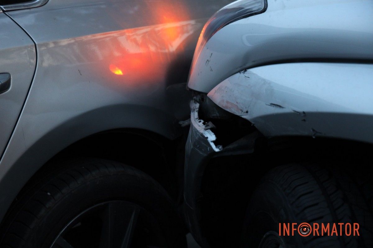 В Днепре на Сергея Нигояна столкнулись Toyota, Volkswagen и Nissan: последний перевернулся на крышу 9