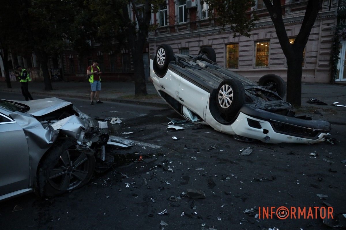 В Днепре на Сергея Нигояна столкнулись Toyota, Volkswagen и Nissan: последний перевернулся на крышу 10