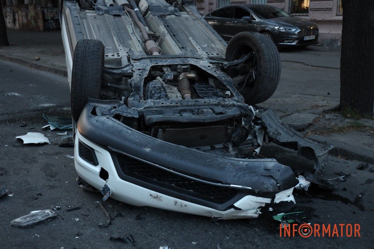 В Днепре на Сергея Нигояна столкнулись Toyota, Volkswagen и Nissan: последний перевернулся на крышу 11
