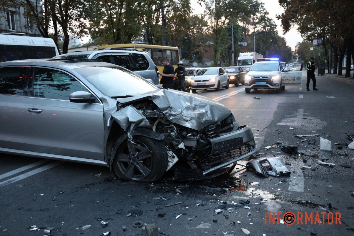 В Днепре на Сергея Нигояна столкнулись Toyota, Volkswagen и Nissan: последний перевернулся на крышу 12