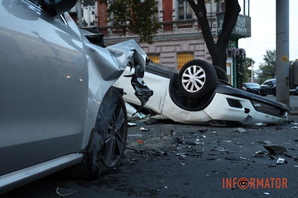В Днепре на Сергея Нигояна столкнулись Toyota, Volkswagen и Nissan: последний перевернулся на крышу 13