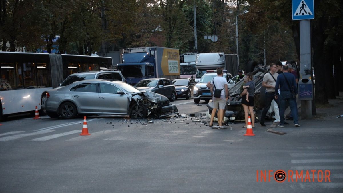 В Днепре на Сергея Нигояна столкнулись Toyota, Volkswagen и Nissan: последний опрокинулся на крышу