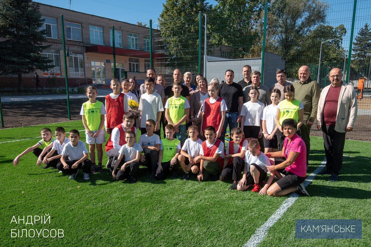 Над укриттям побудували спортивний стадіон За кошти держбюджету: у Кам’янському відкрили нове укриття у гімназії 6