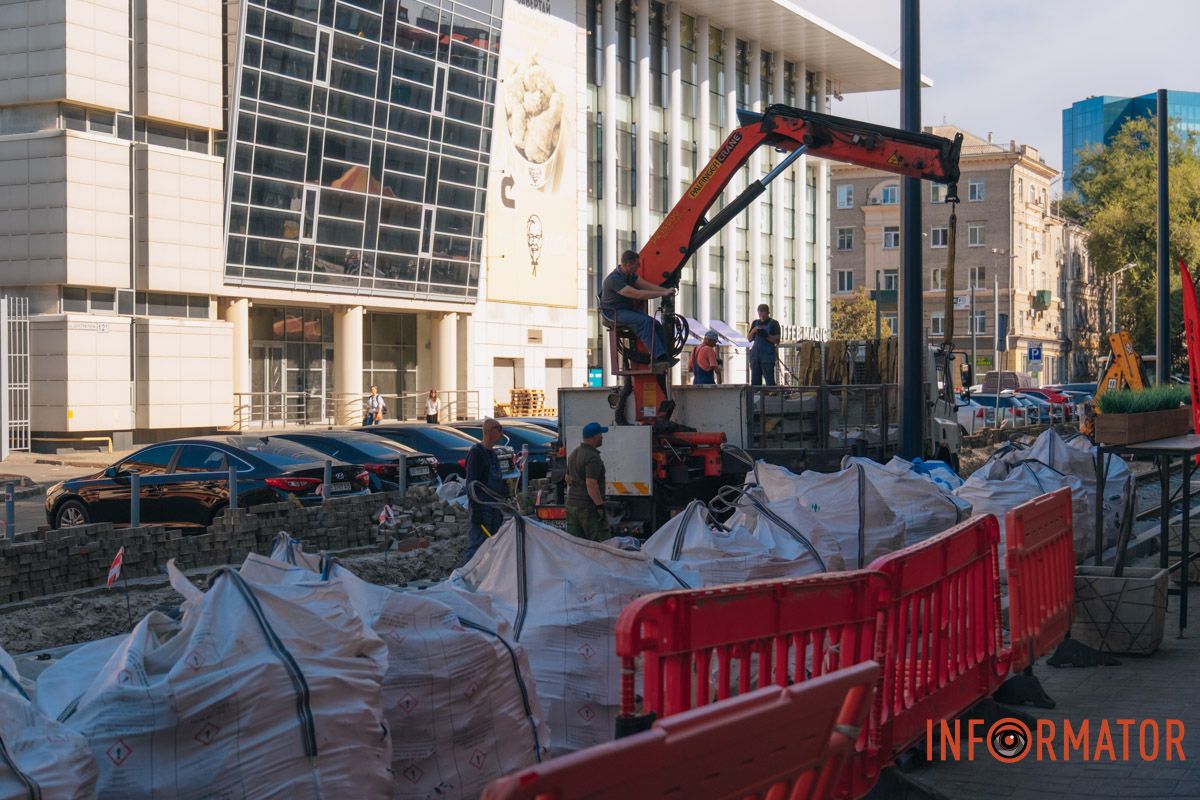 Здесь выполняют демонтажные работы