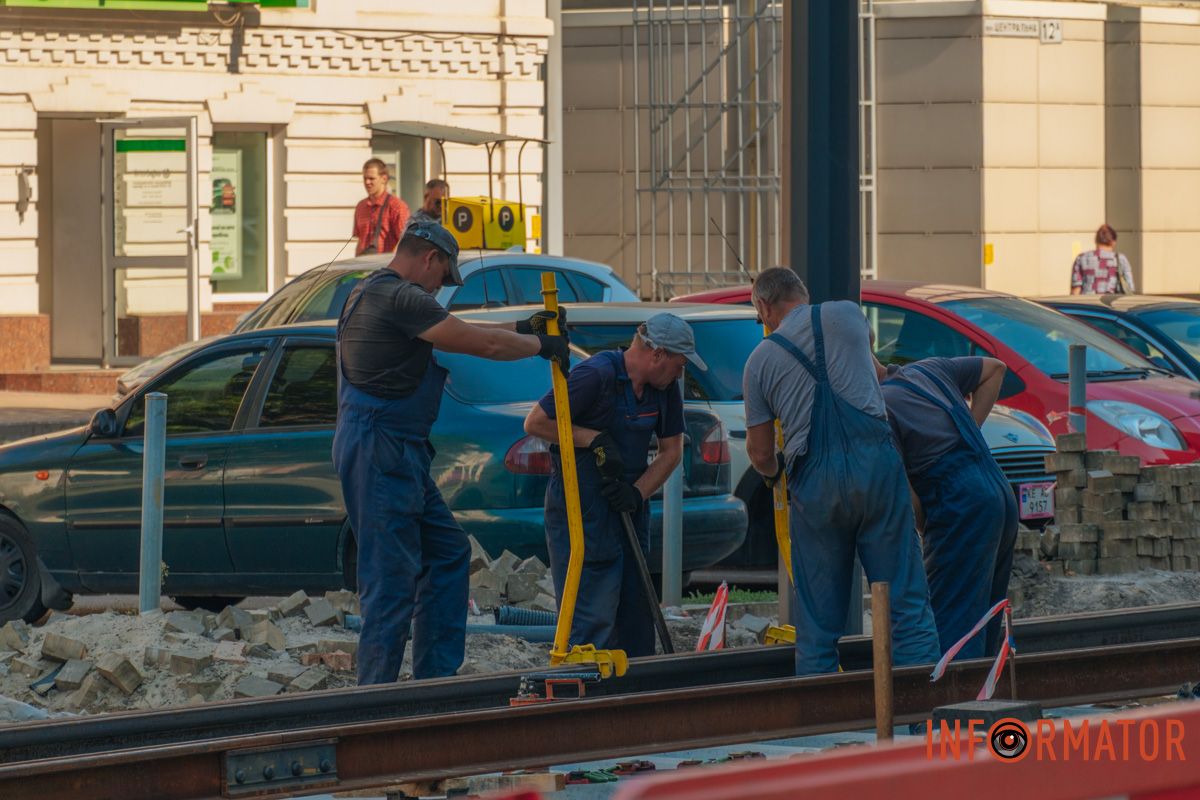 Устанавливают усиленные рельсы, бетонные шпалы, гранитную брусчатку.