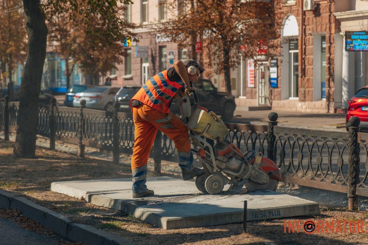 Параллельно работники службы пути работают на пересечении проспекта Дмитрия Яворницкого и улицы Мостовой