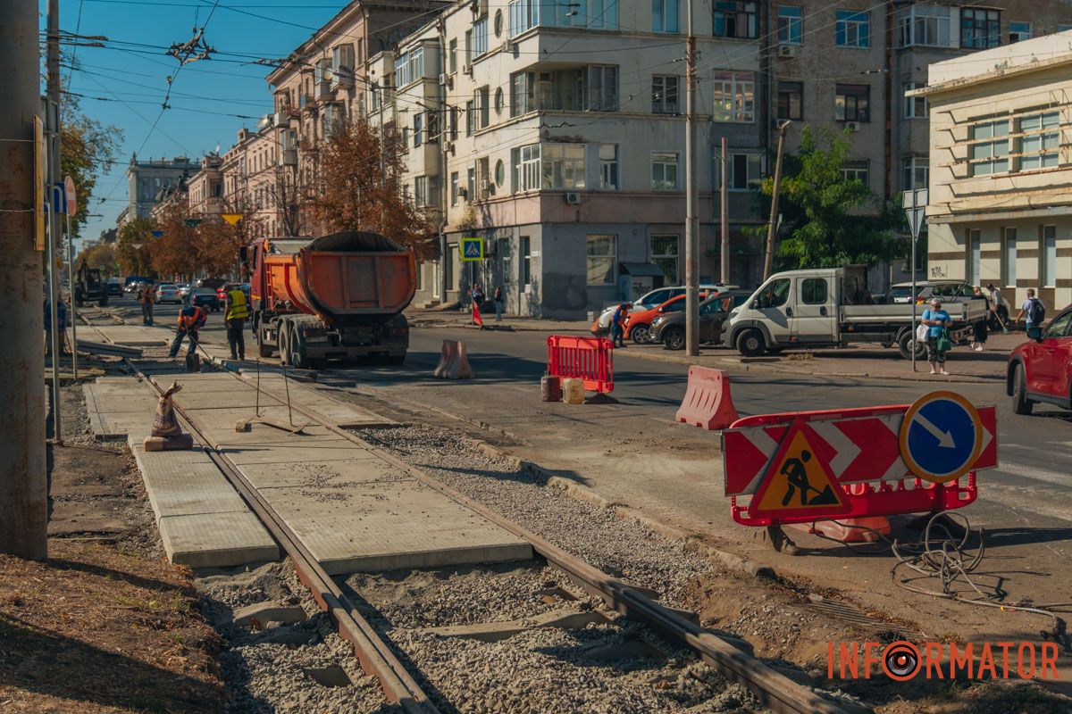 Заменяют покрытие переезда, укладывают железобетонные плиты и тротуарную плитку вместо асфальта.