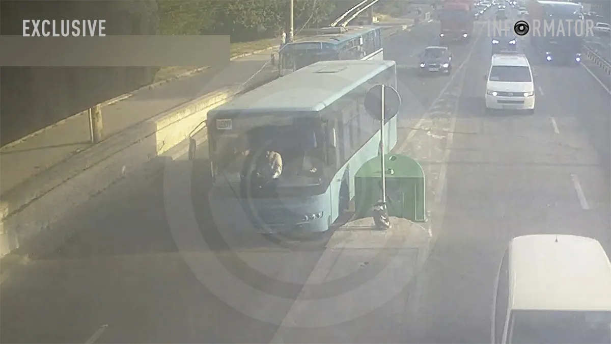 Видео момента: в Днепре на Слобожанском проспекте автобус оборвал контактную сеть и образовал пробку