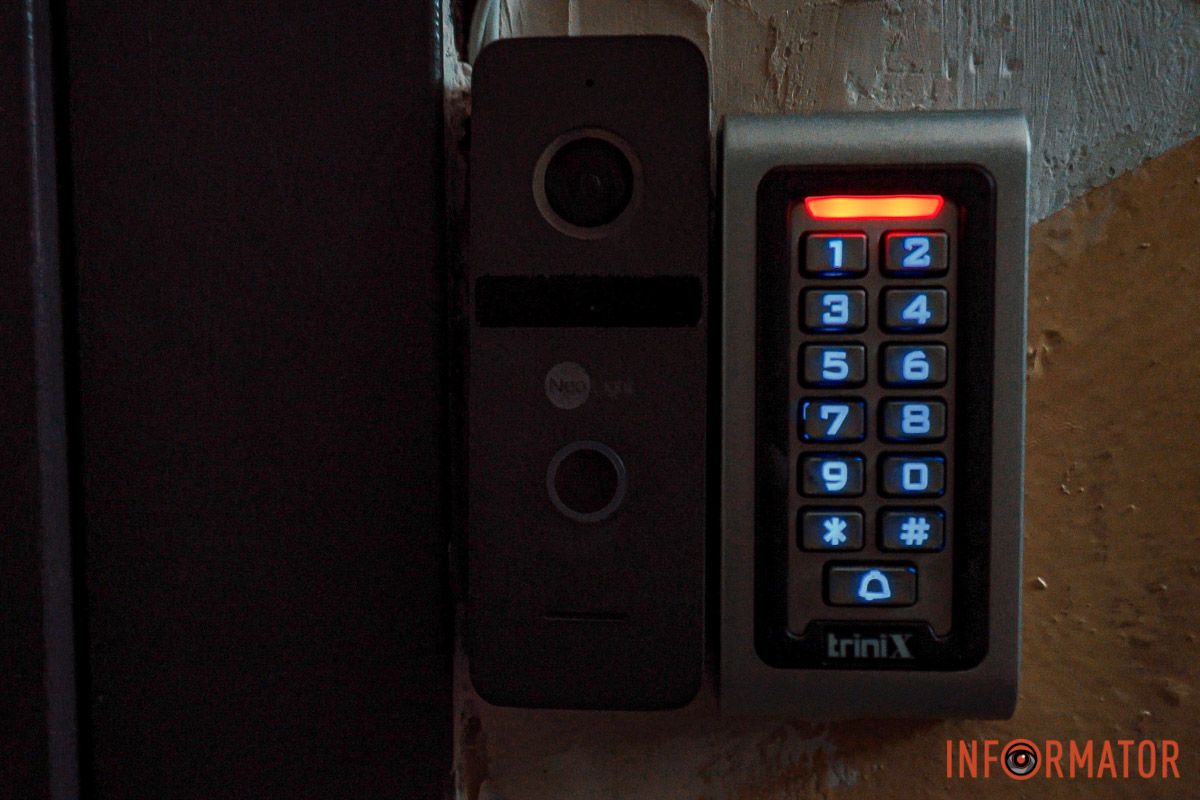 Кодовый замок на служебном входе