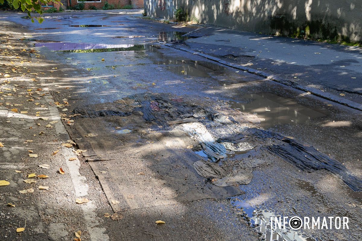 Ями «ремонтували» навіть килимом