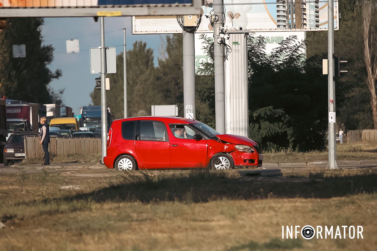 Пошкоджене авто на дорозі Пошкоджене авто на дорозі