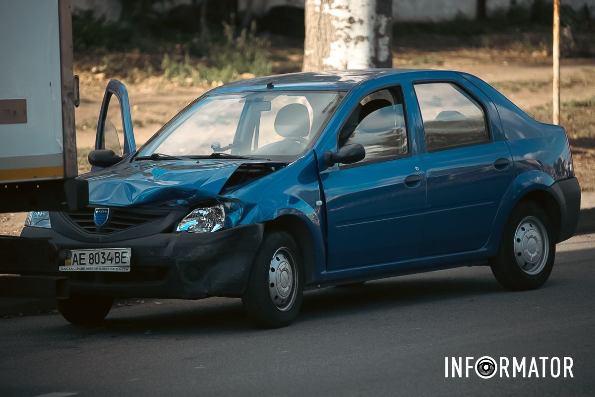 Від удару Skoda залетіла під вантажівку Від удару Skoda залетіла під вантажівку