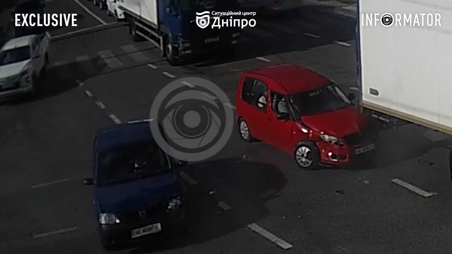 У Дніпрі на Донецькому шосе, біля “Каравану”, зіштовхнулись Skoda, Dacia та вантажівка: відео моменту аварії