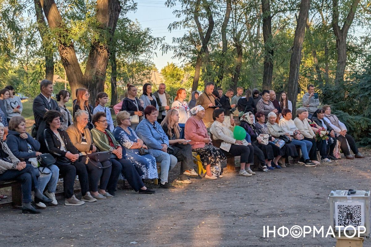 Відвідувачі не відводили погляду Відвідувачі не відводили погляду