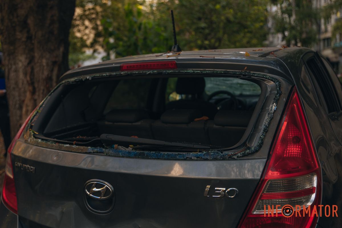 У автомобиля выбиты стекла