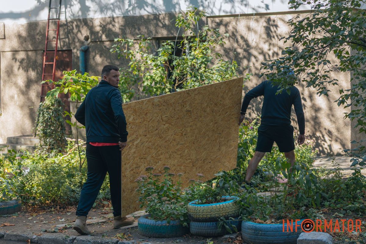 В городе были разбиты не менее 300 окон