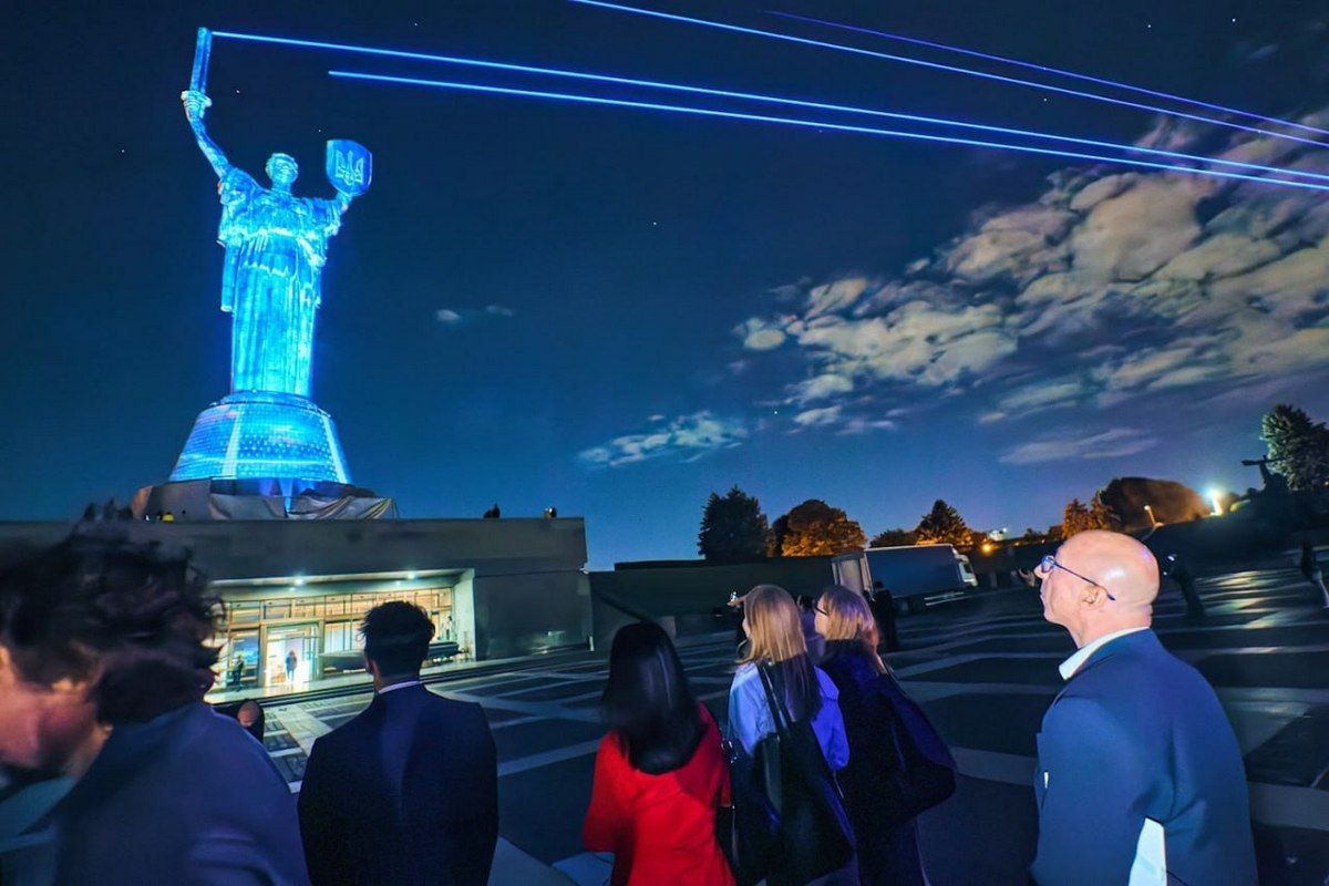 В Киеве подсветили монумент Родина-Мать В Киеве подсветили монумент Родина-Мать