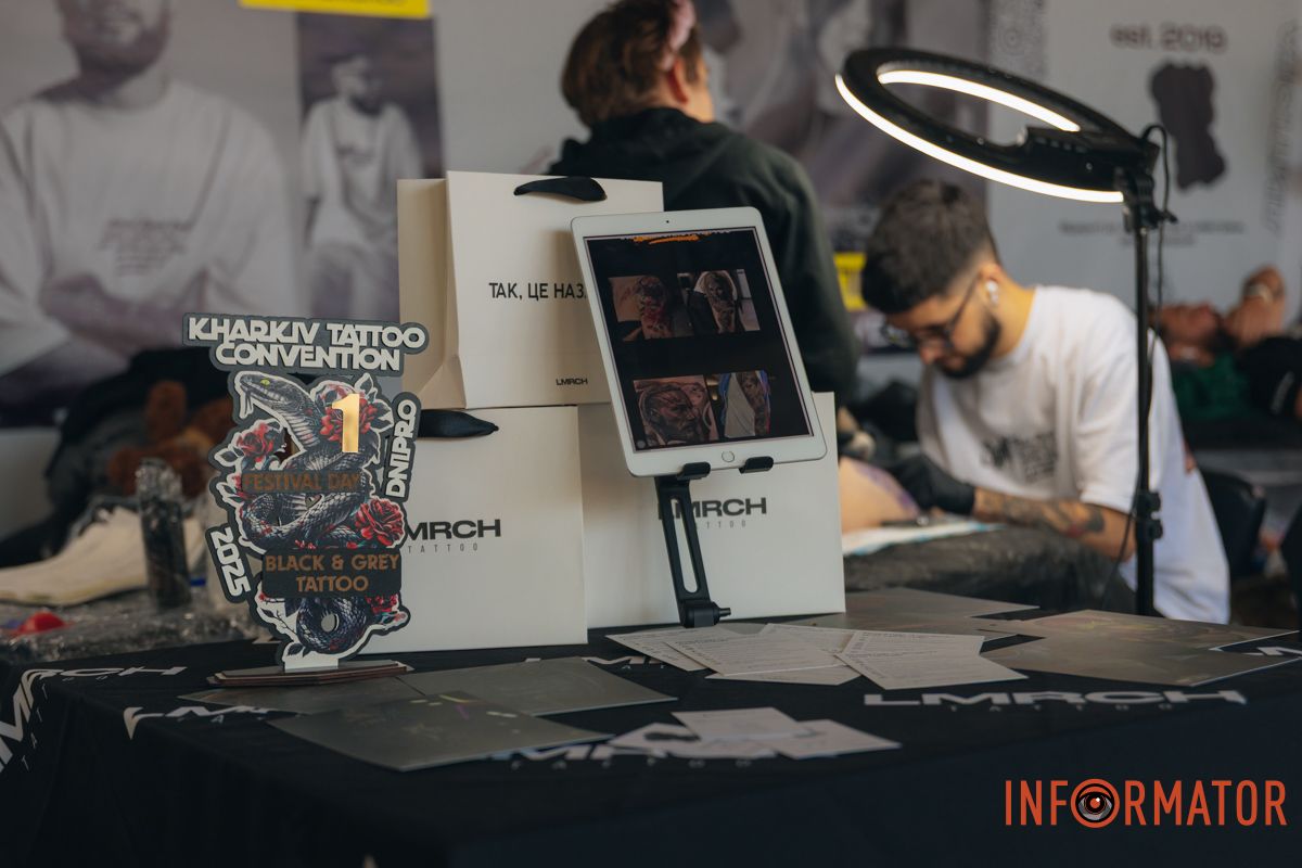 Реквизиты были в разрушенной многоэтажке: в Днепре мастер из Николаева принимает участие в фестивале Tattoo Convention 19