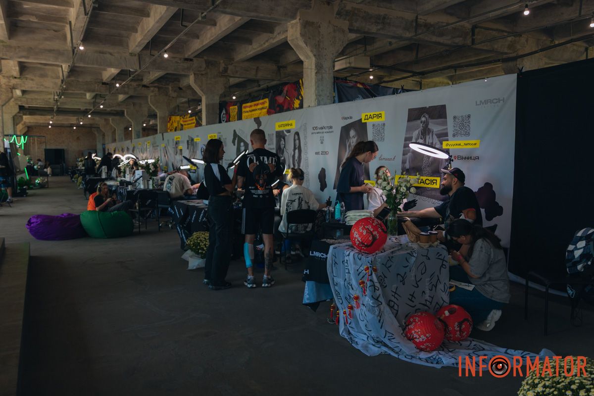 Реквизиты были в разрушенной многоэтажке: в Днепре мастер из Николаева принимает участие в фестивале Tattoo Convention 17