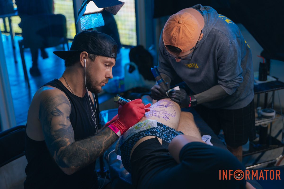 Реквизиты были в разрушенной многоэтажке: в Днепре мастер из Николаева принимает участие в фестивале Tattoo Convention 23