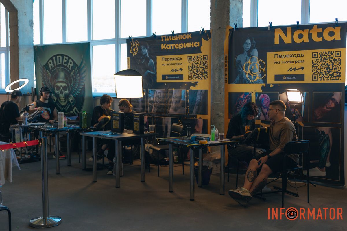 Реквизиты были в разрушенной многоэтажке: в Днепре мастер из Николаева принимает участие в фестивале Tattoo Convention 16