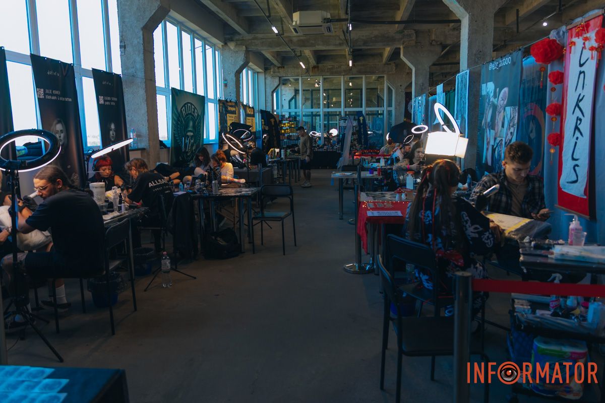 Реквизиты были в разрушенной многоэтажке: в Днепре мастер из Николаева принимает участие в фестивале Tattoo Convention 10