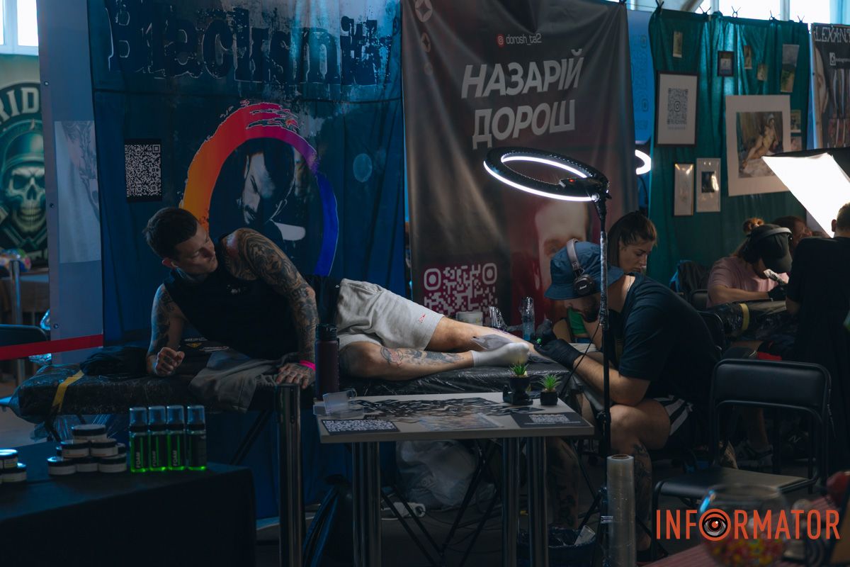 Реквизиты были в разрушенной многоэтажке: в Днепре мастер из Николаева принимает участие в фестивале Tattoo Convention 6