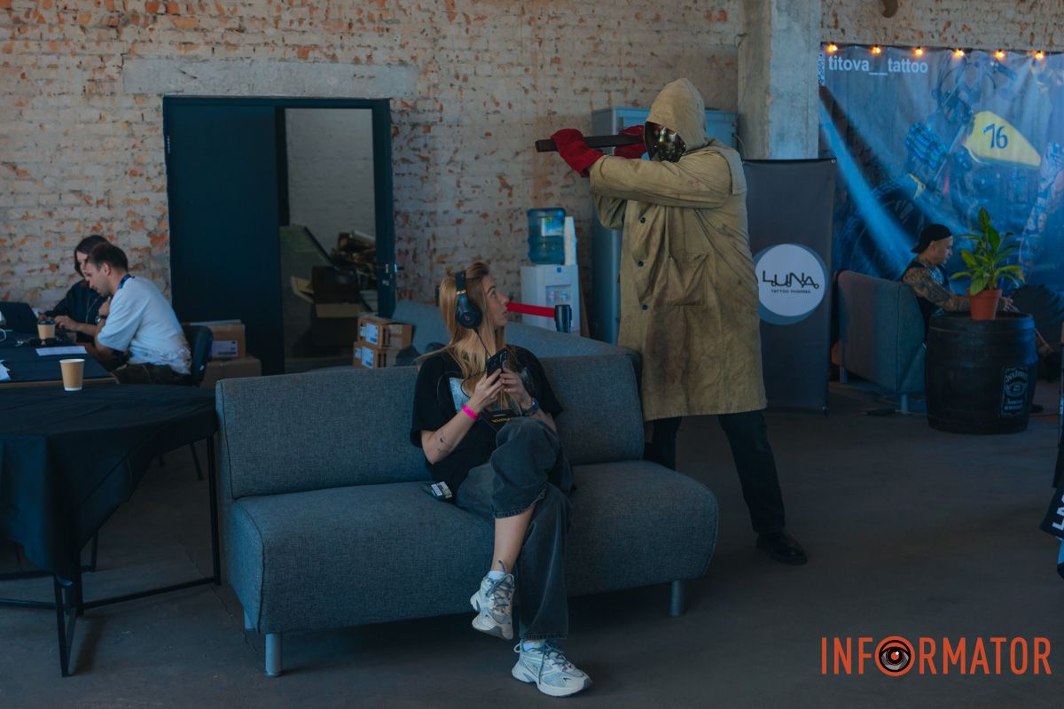 Реквизиты были в разрушенной многоэтажке: в Днепре мастер из Николаева принимает участие в фестивале Tattoo Convention 7