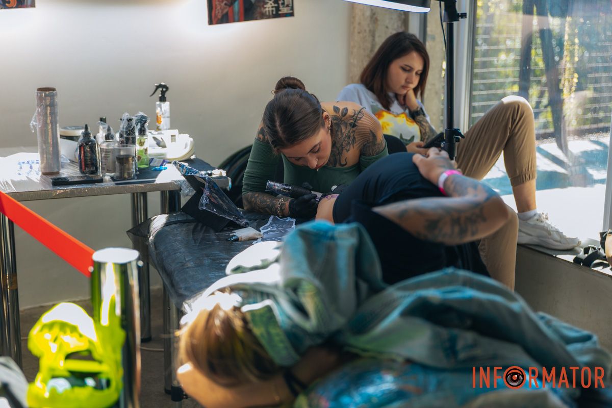 Реквизиты были в разрушенной многоэтажке: в Днепре мастер из Николаева принимает участие в фестивале Tattoo Convention 4