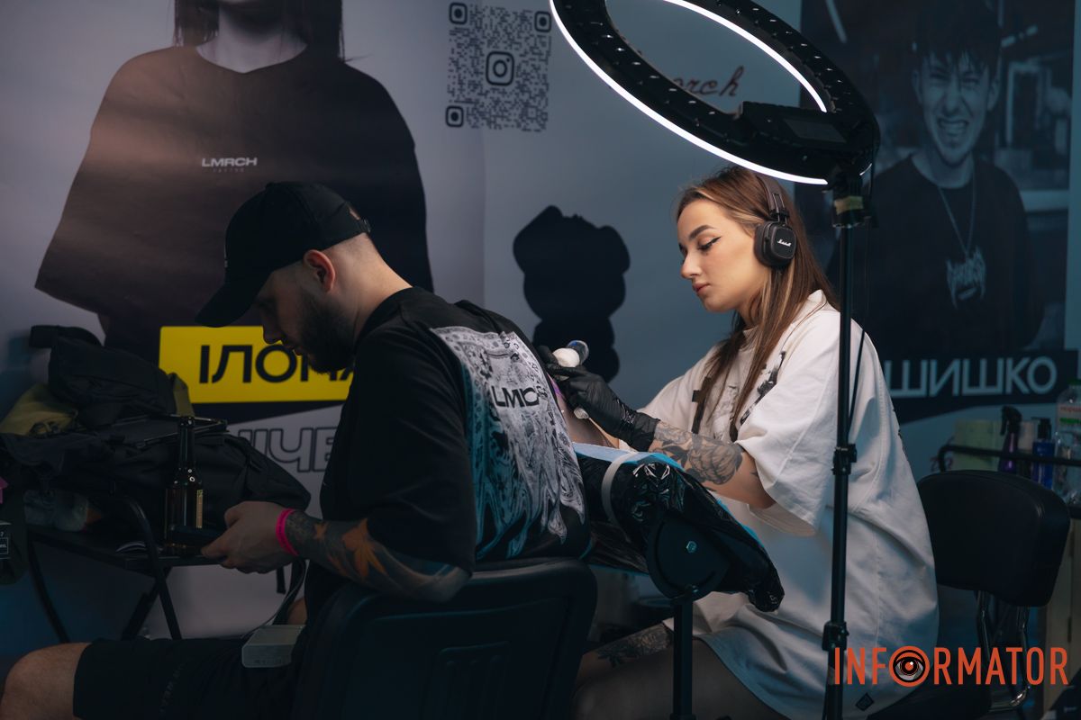 Реквизиты были в разрушенной многоэтажке: в Днепре мастер из Николаева принимает участие в фестивале Tattoo Convention 68