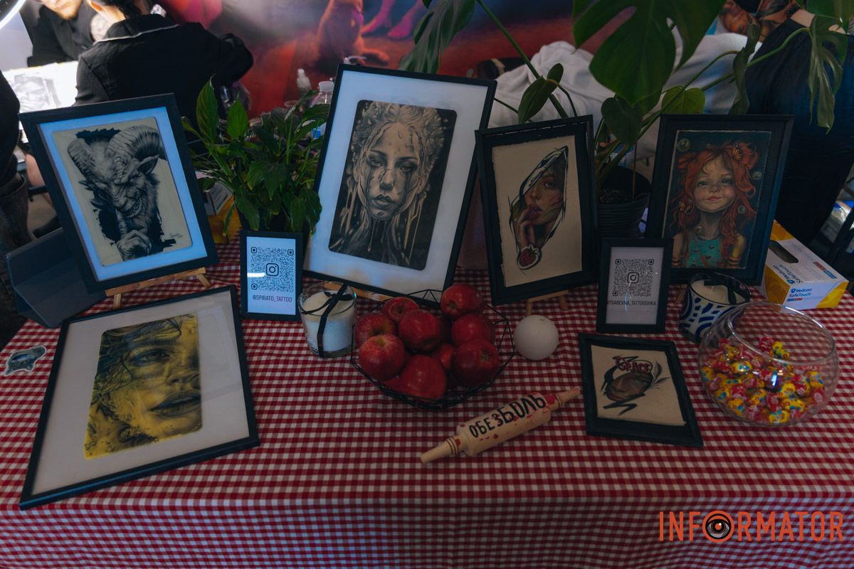 Реквизиты были в разрушенной многоэтажке: в Днепре мастер из Николаева принимает участие в фестивале Tattoo Convention 66