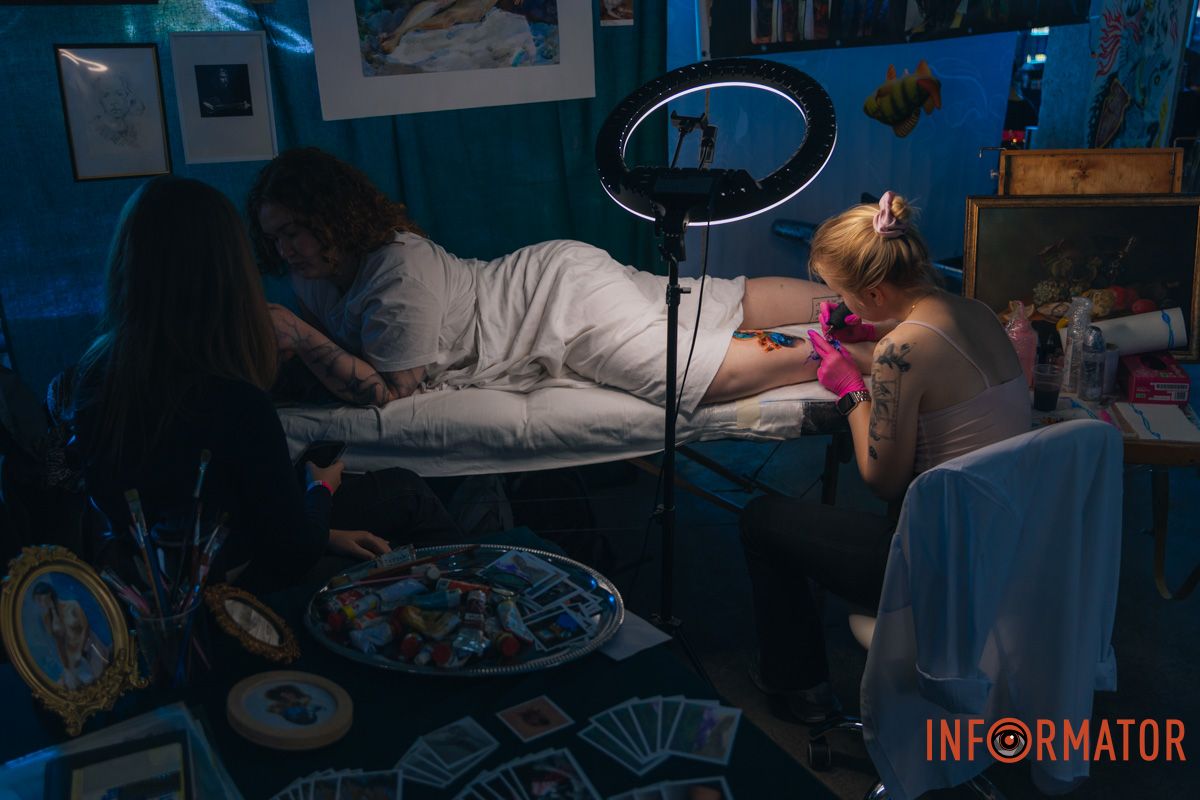 Реквизиты были в разрушенной многоэтажке: в Днепре мастер из Николаева принимает участие в фестивале Tattoo Convention 69