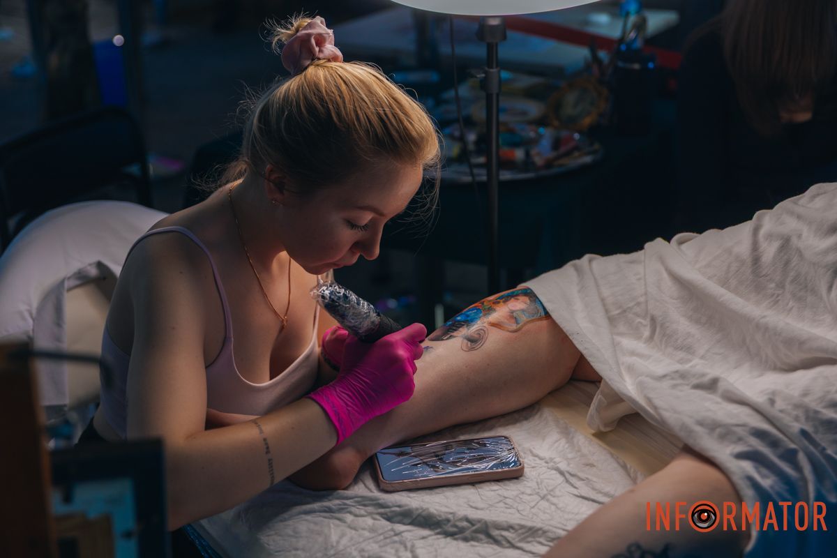 Реквизиты были в разрушенной многоэтажке: в Днепре мастер из Николаева принимает участие в фестивале Tattoo Convention 65