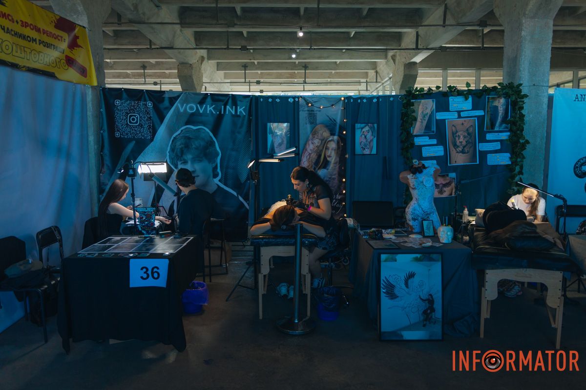 Реквизиты были в разрушенной многоэтажке: в Днепре мастер из Николаева принимает участие в фестивале Tattoo Convention 60